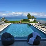 Antorina Beachfront With Private Pools Διαμέρισμα
