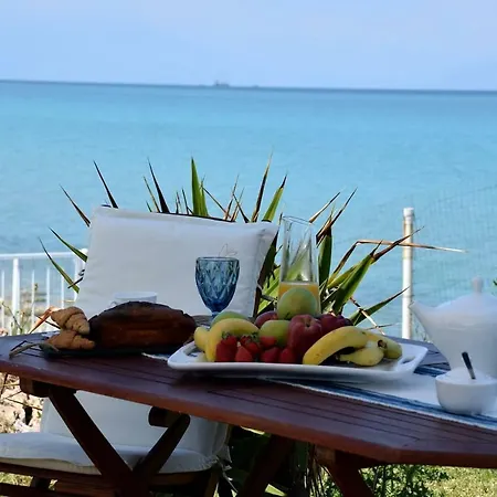 Antorina Beachfront With Private Pools 아파트 *