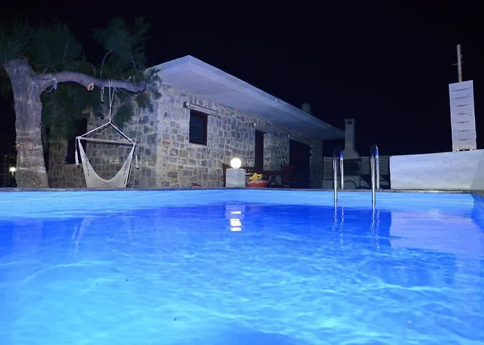 شقة Antorina Beachfront With Private Pools *