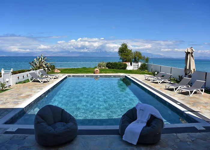 Antorina Beachfront With Private Pools Apartmán