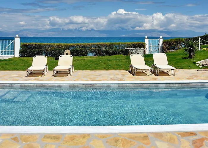 Antorina Beachfront With Private Pools Kamari (Corinthia)