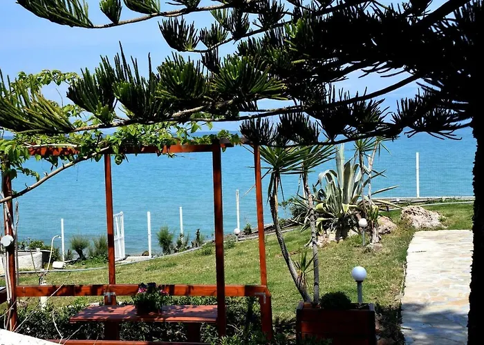 Antorina Beachfront With Private Pools شقة